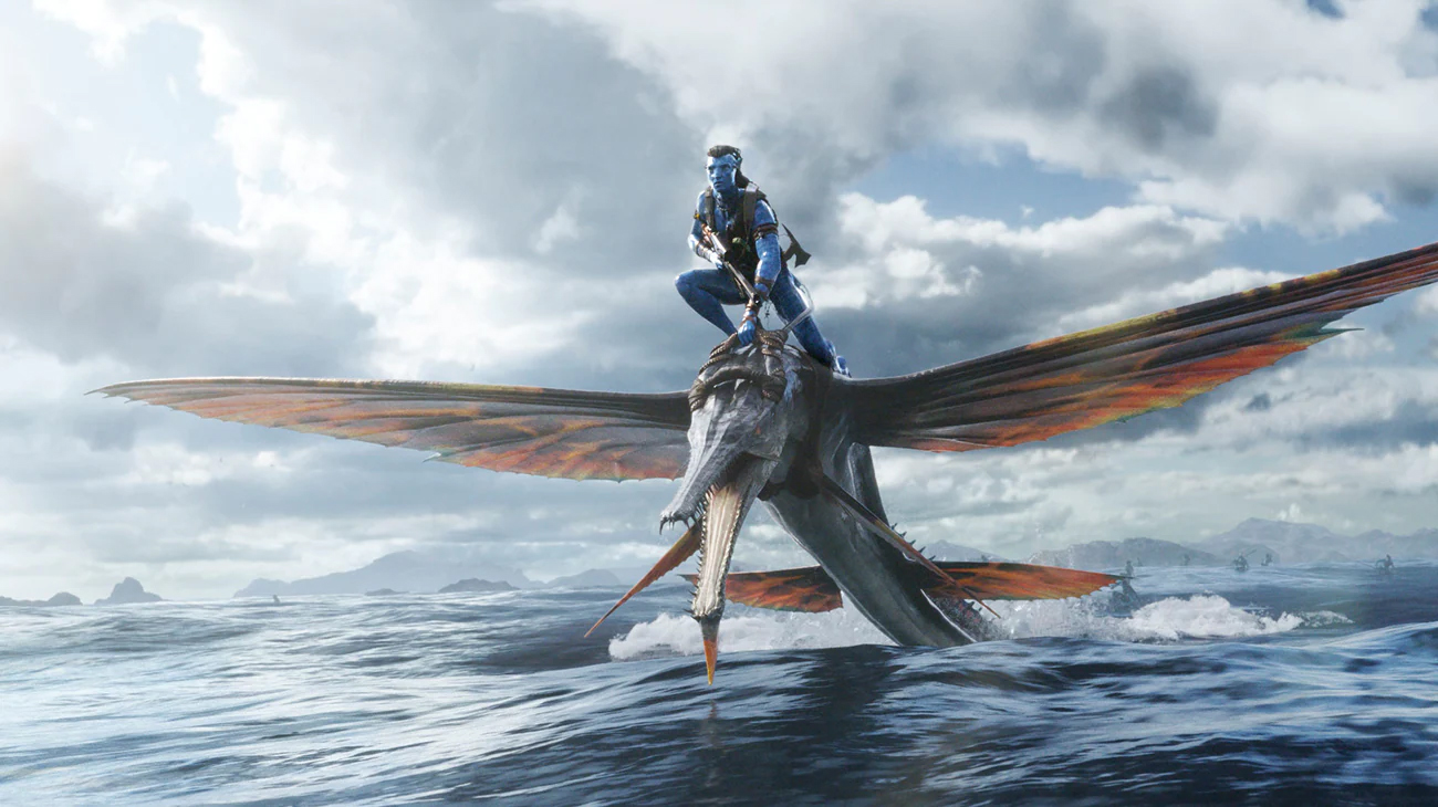 Le colonel Miles Quaritch apprend à voler avec son avatar sur Swimwings.