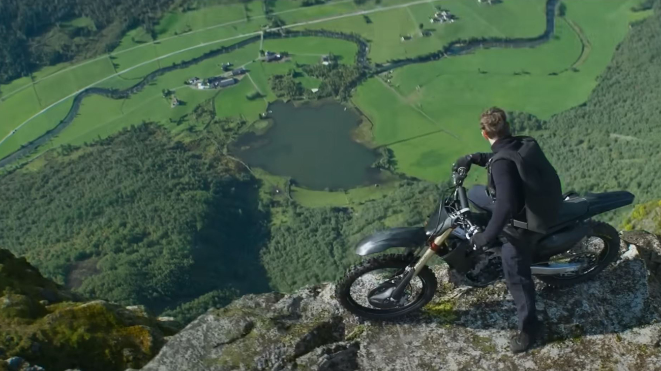Ethan Hunt contemple la vallée depuis sa moto. A-t-il l'intention de sauter en bas ?