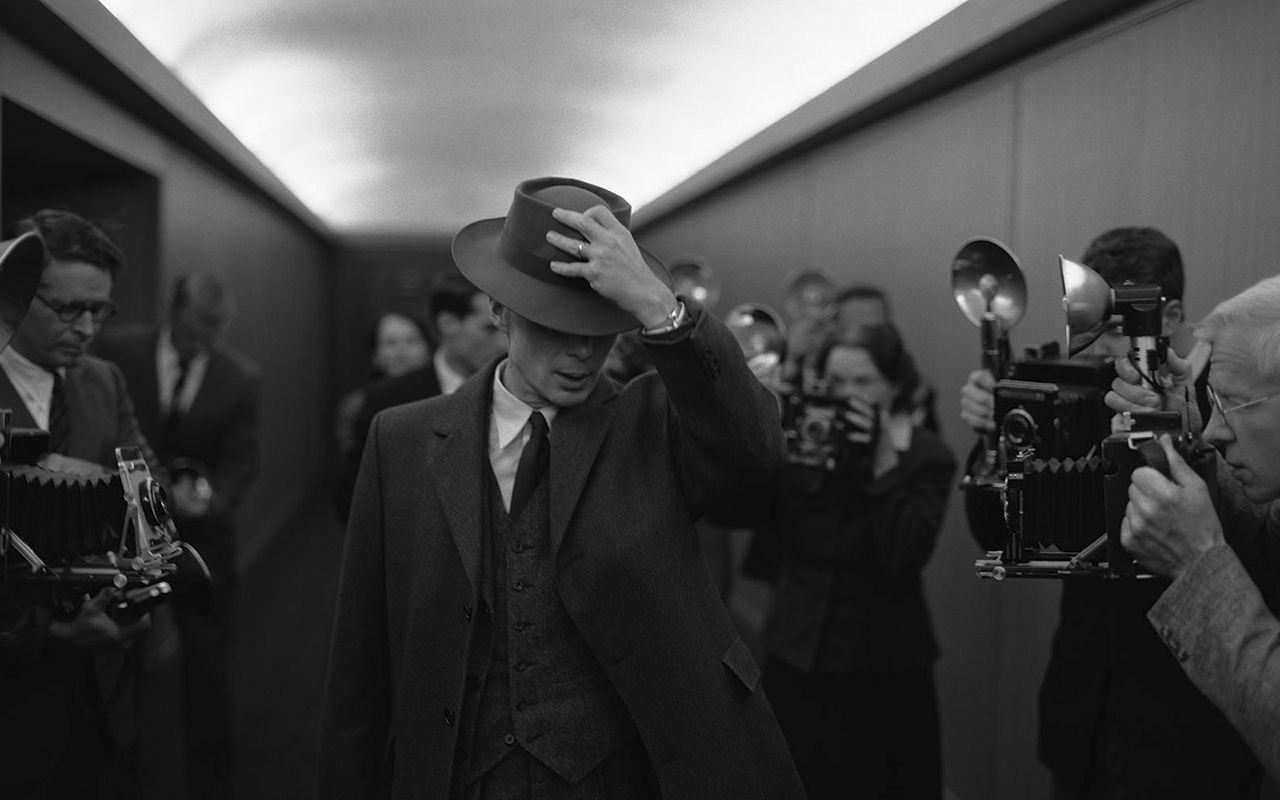 Oppenheimer umringt von Fotografen