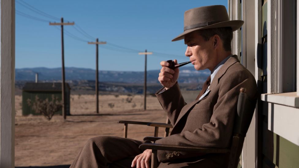 Oppenheimer sur une chaise dans le désert de Los Alamos au Nouveau-Mexique