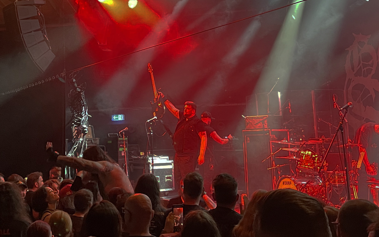 Bassist Dan Fisher Roberge von Get the shot mit nem Gruß ans Publikum