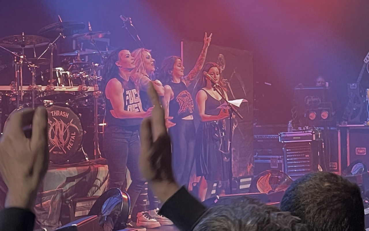 Neuzugang Emmelie am Bass bei Nervosa mit der Pommesgabel