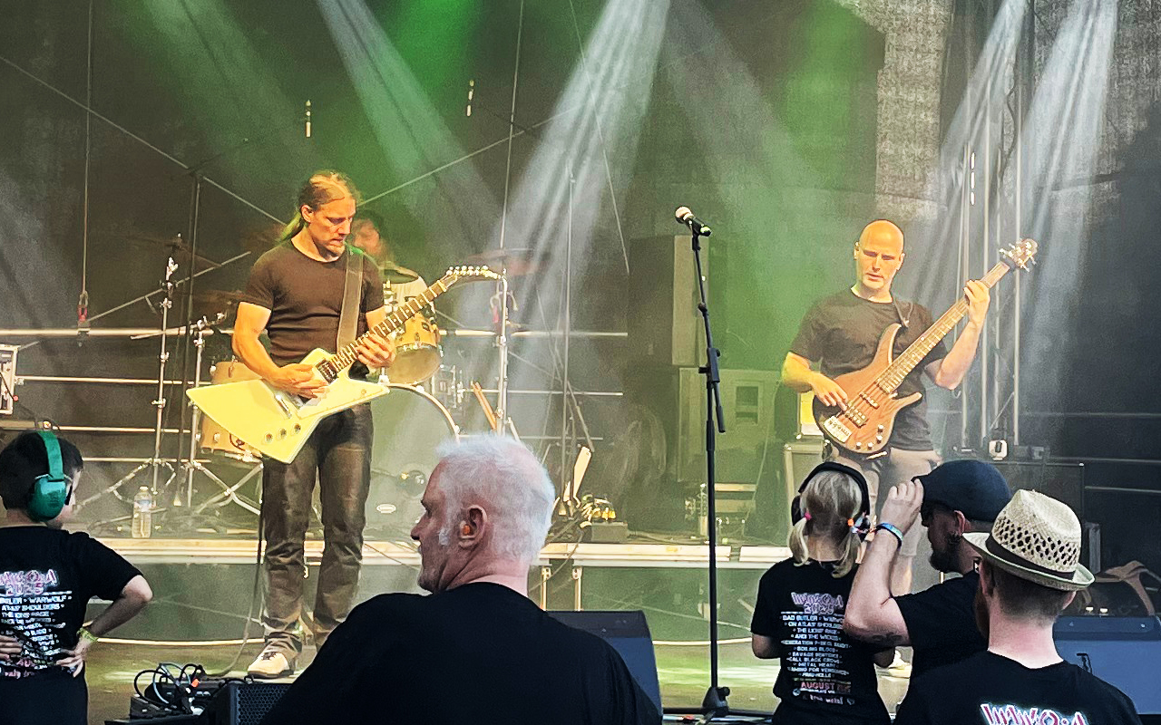 Andi the Wicked (links) liebt seine Gitarre